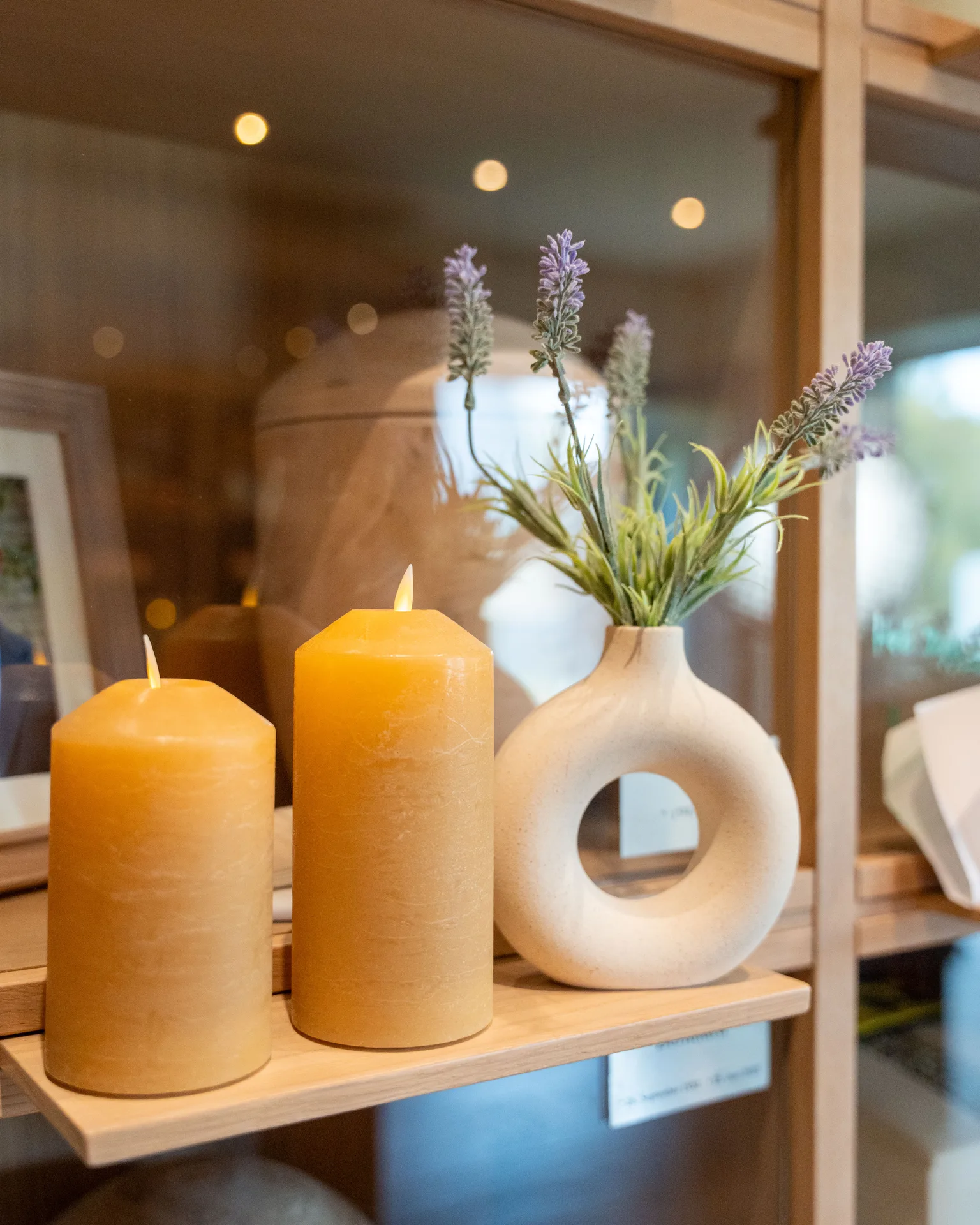 Urne mit Rose im Innenkolumbarium Lüdinghausen
