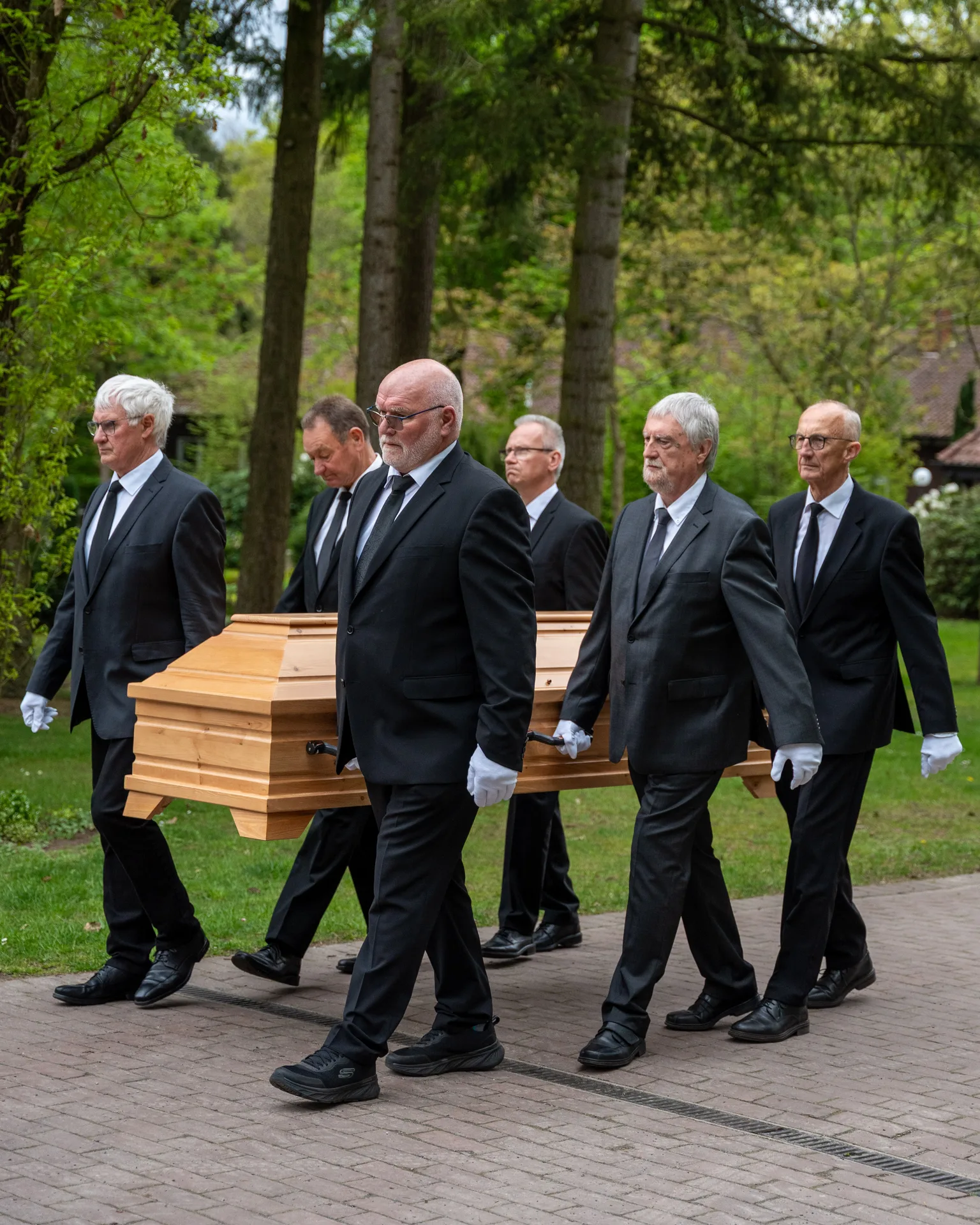 Trägerteam von Heeringa-Hettwer auf dem Waldfriedhof Dülmen