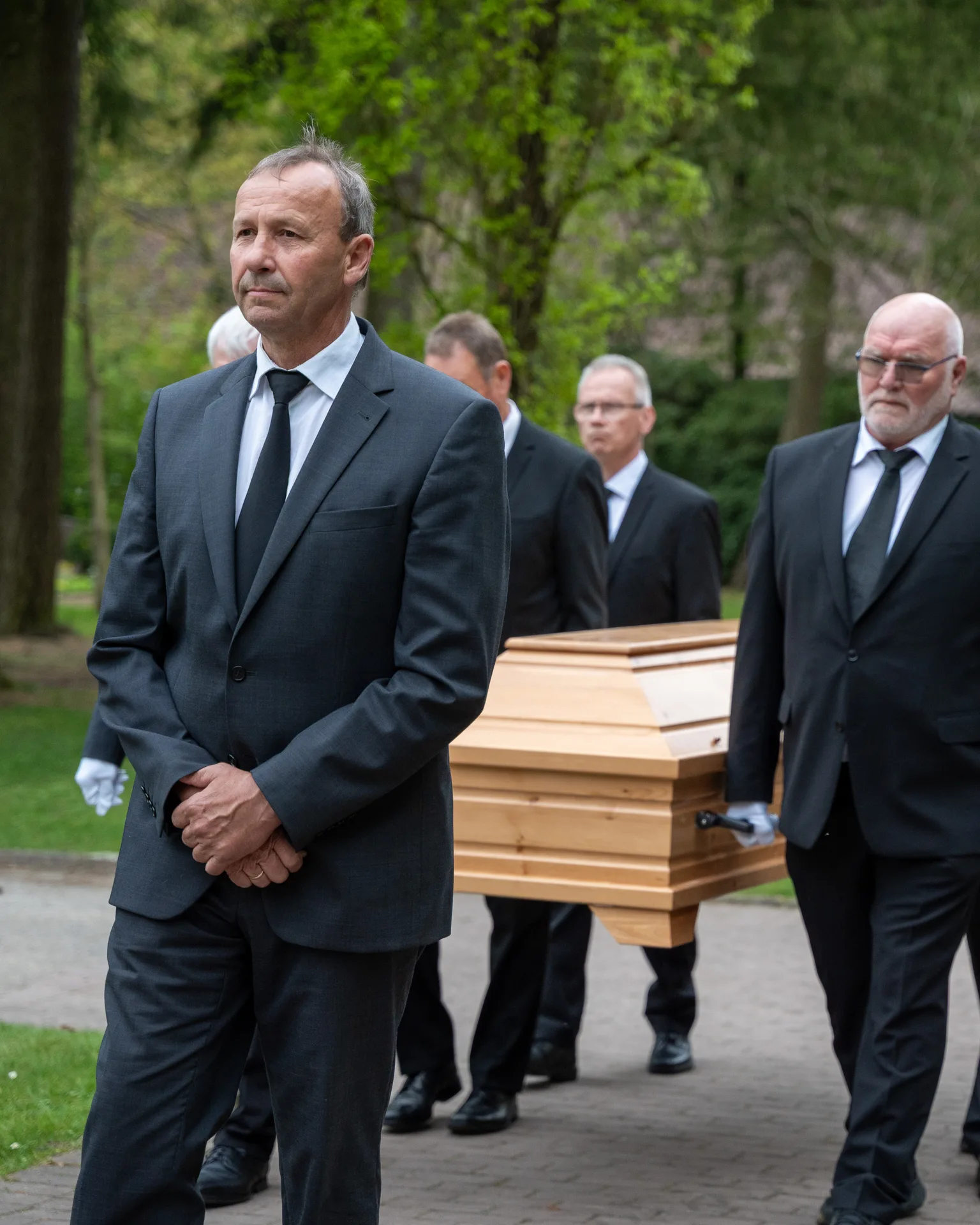 Trägerteam bei der Beisetzung auf dem Waldfriedhof Dülmen