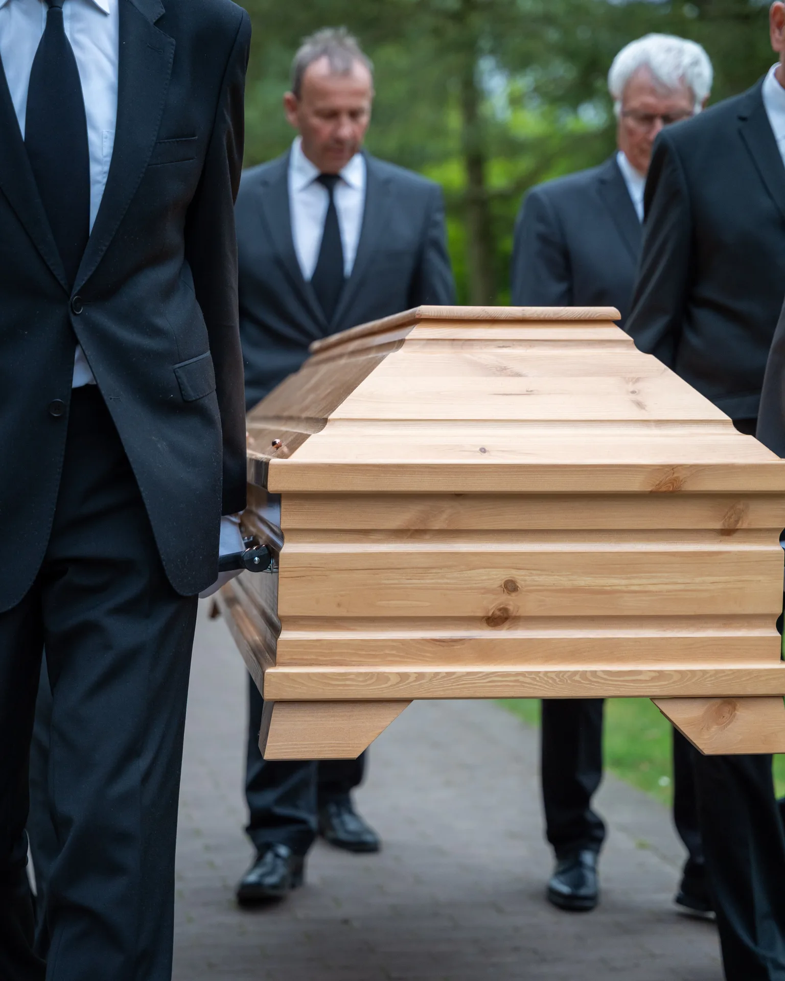 Sarg und Trägerteam auf dem Weg zur Grabstelle im Waldfriedhof Dülmen