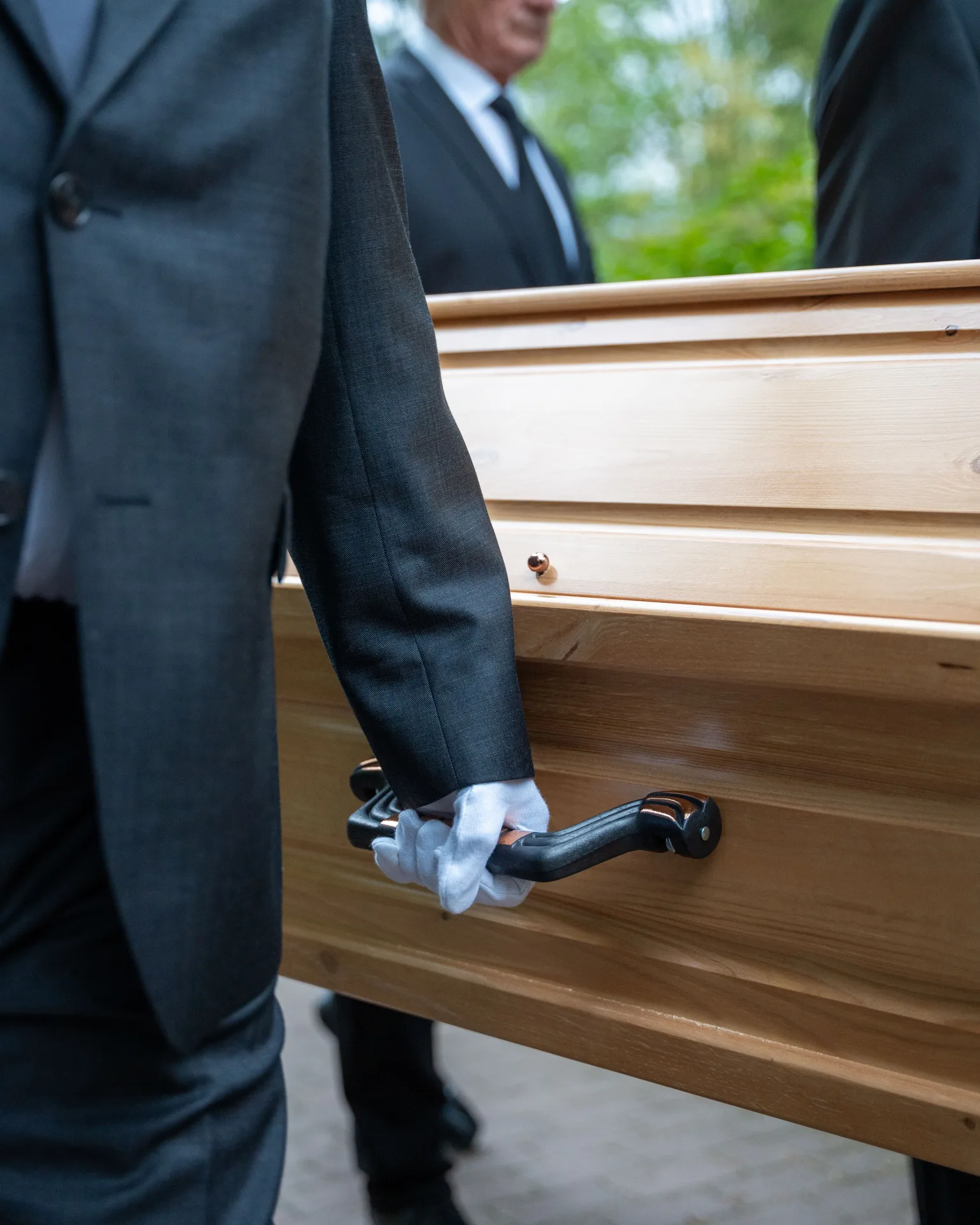 Sarg wird mit weißen Handschuhen getragen, Waldfriedhof Dülmen
