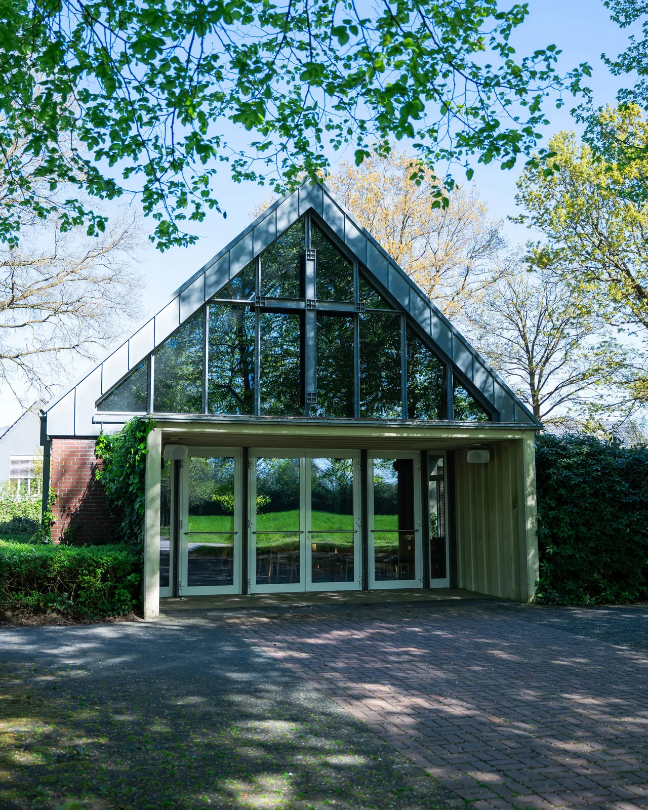 Moderne Trauerhalle auf dem Friedhof Seppenrade