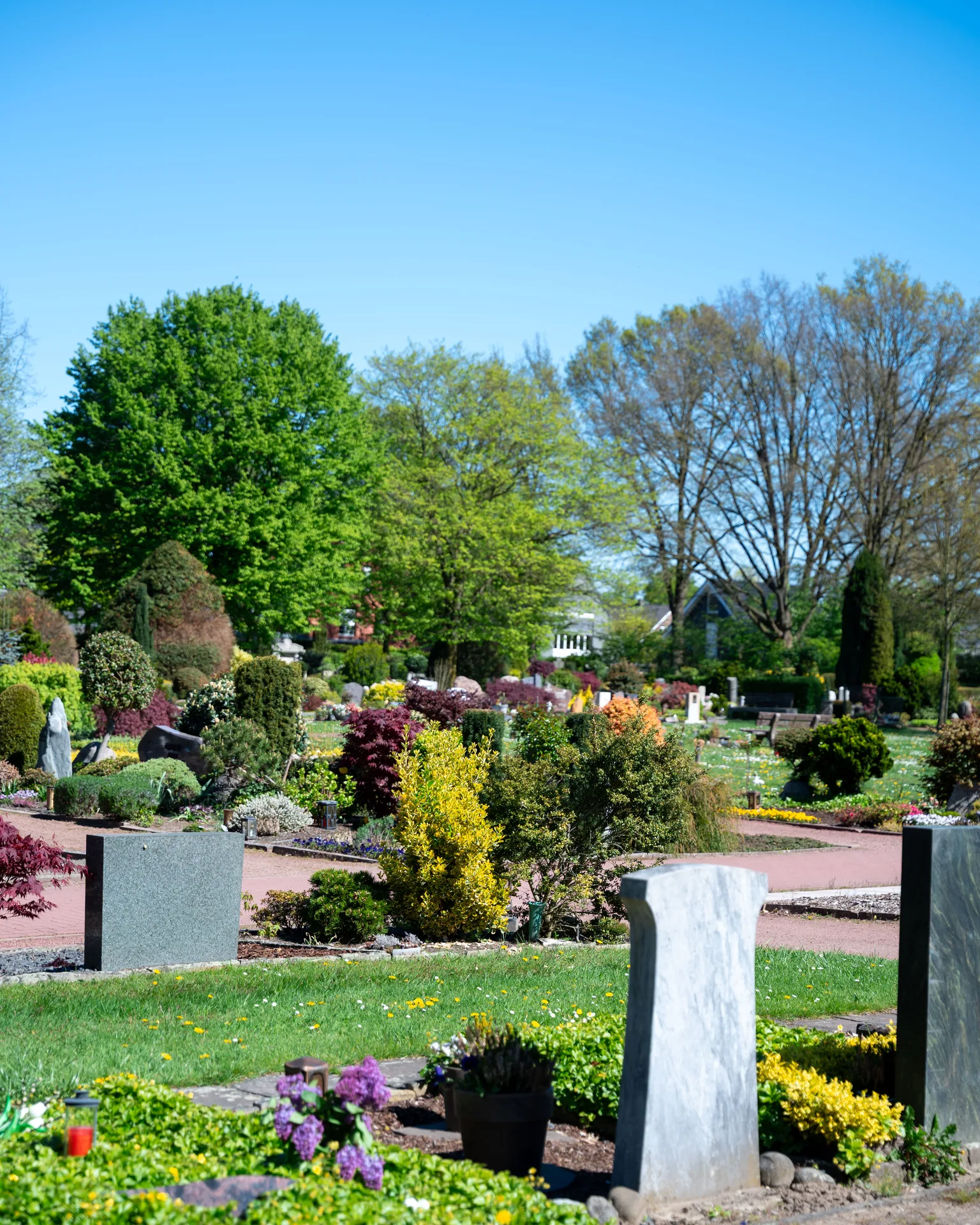 Trauerhalle mit dreieckiger Glasfassade auf dem Friedhof Lüdinghausen