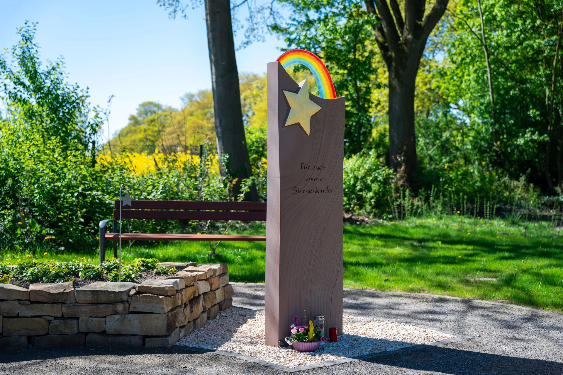 Gedenkstele des Sternenfelds auf dem Friedhof Seppenrade