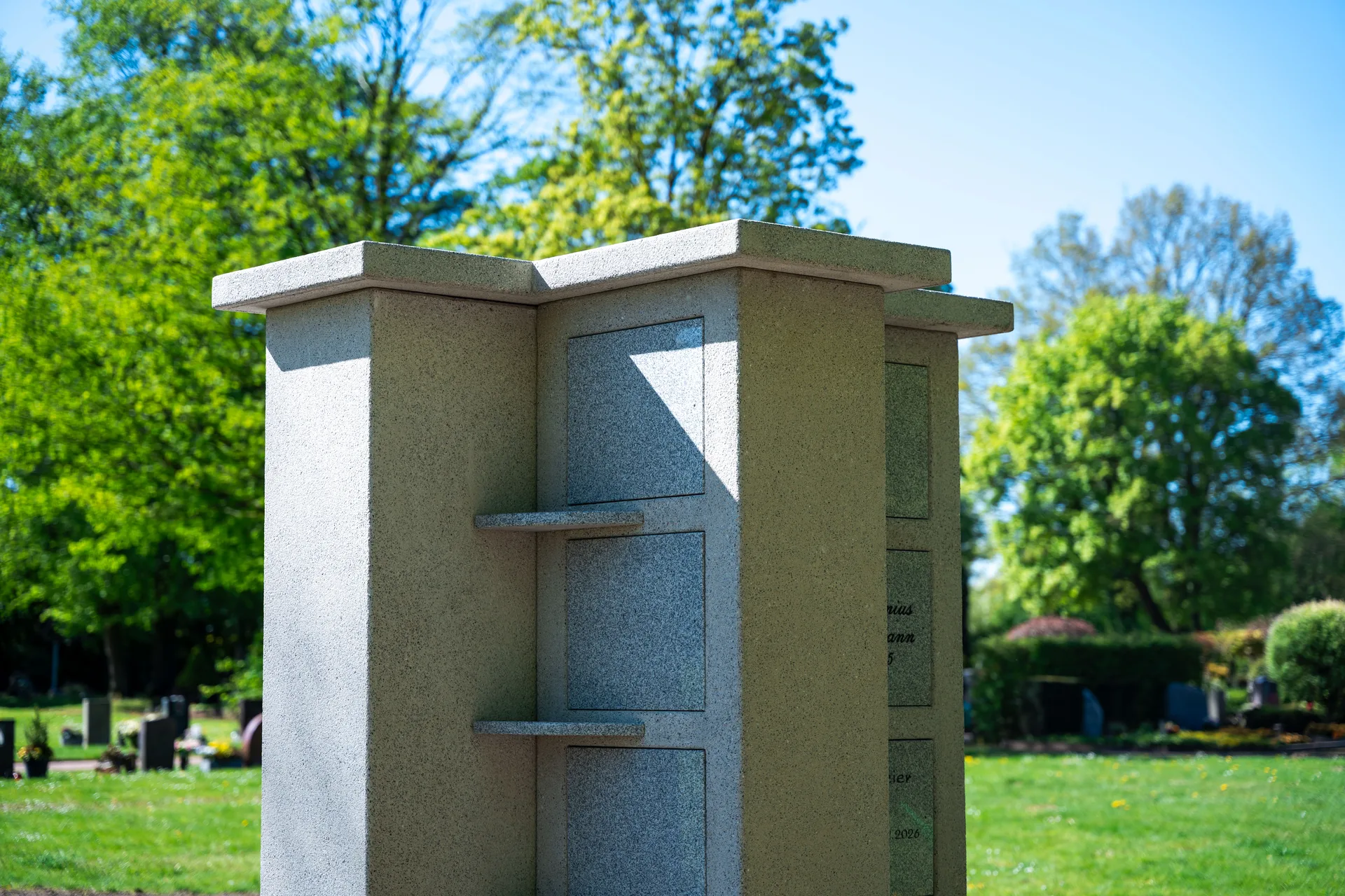 Grünes Friedhofsgelände auf dem Friedhof Seppenrade