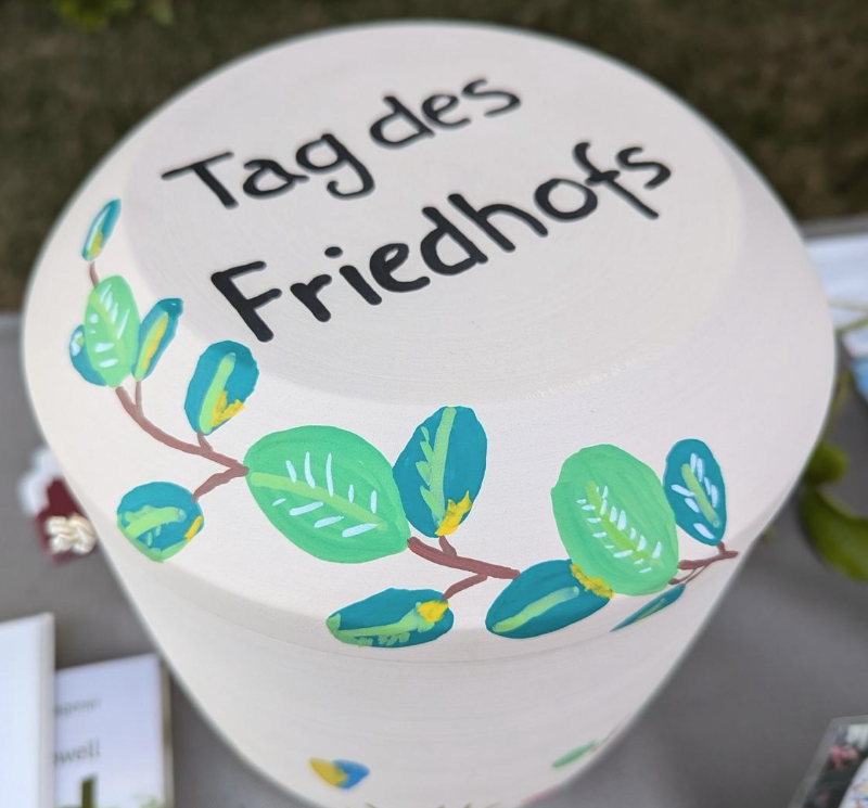Tag des Friedhofes und die Plauderbank auf dem Friedhof Olfen