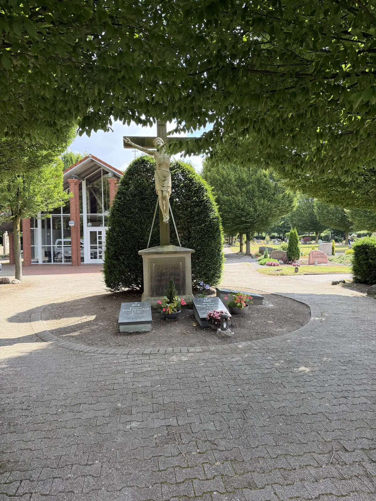 Hochkreuz vor der Trauerhalle in Buldern