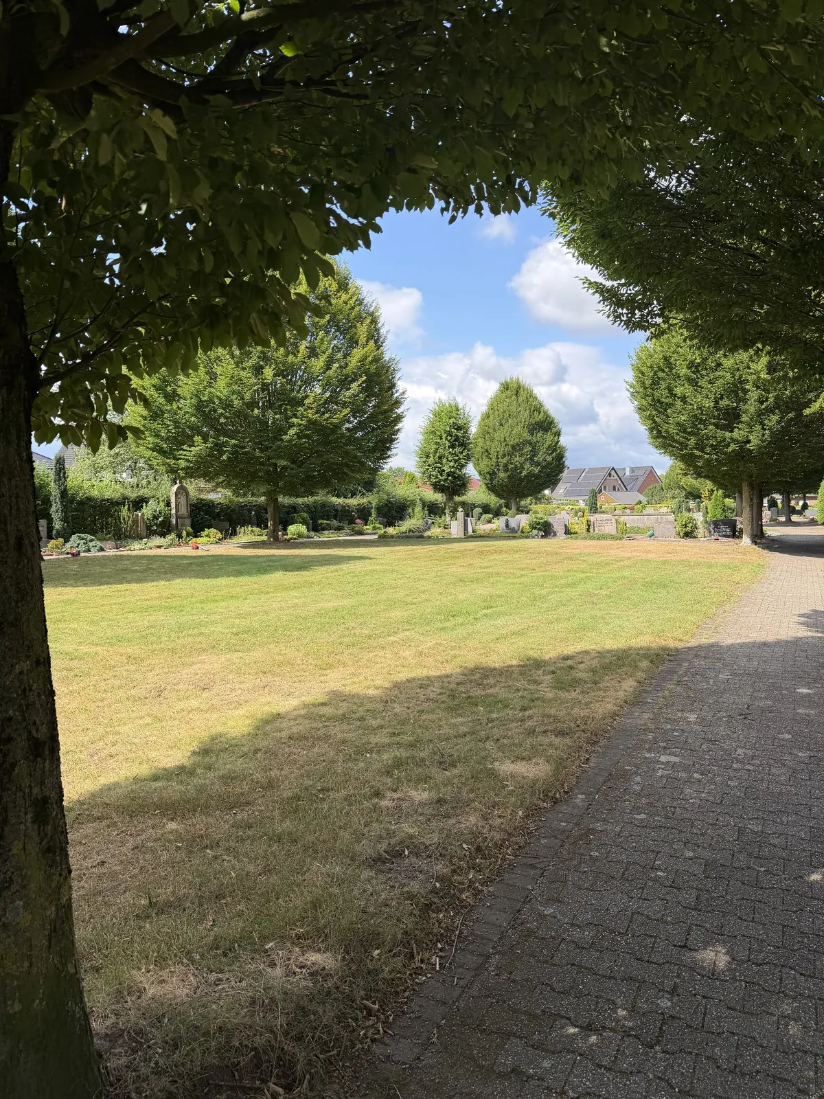 Offene Grünflächen auf dem Friedhof Buldern