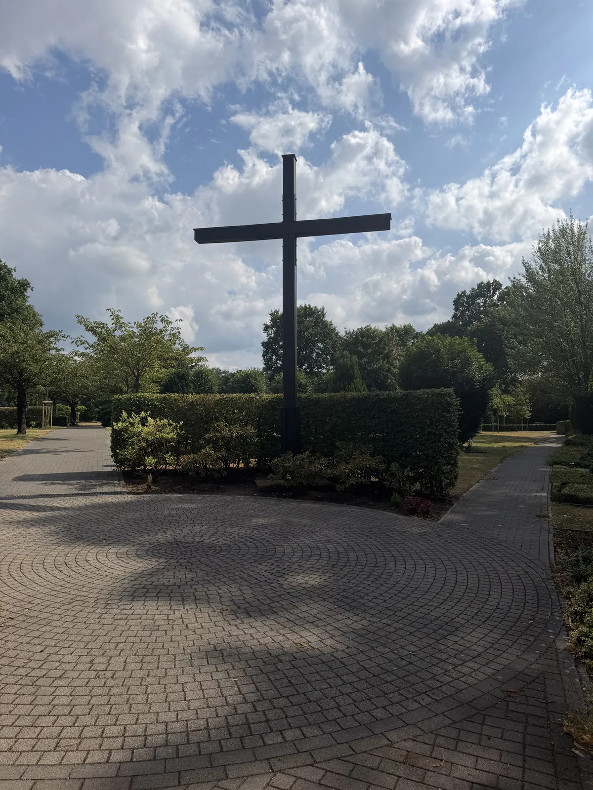Großes Kreuz auf dem Vorplatz des evangelischen Friedhofs Dülmen