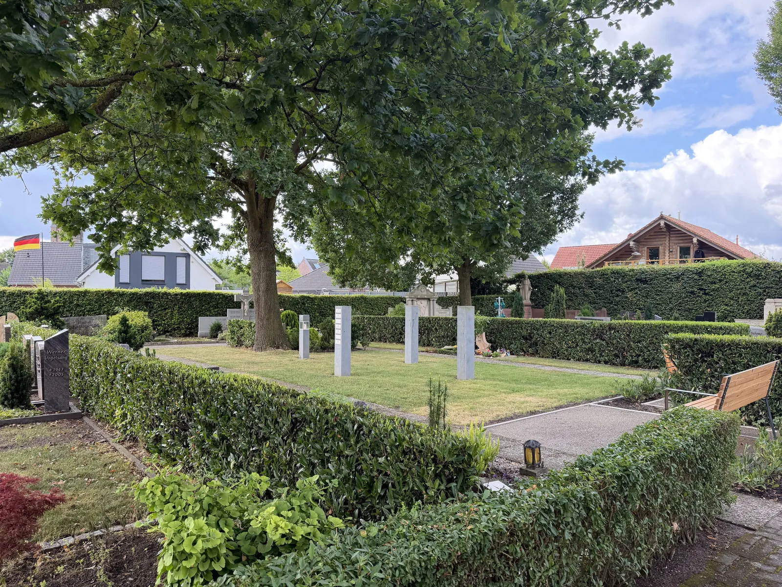 Grabfeld unter einem Baum auf dem Friedhof Hiddingsel