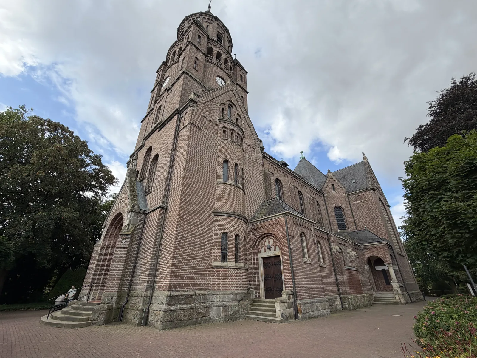 Kirche St. Georg von der Seite