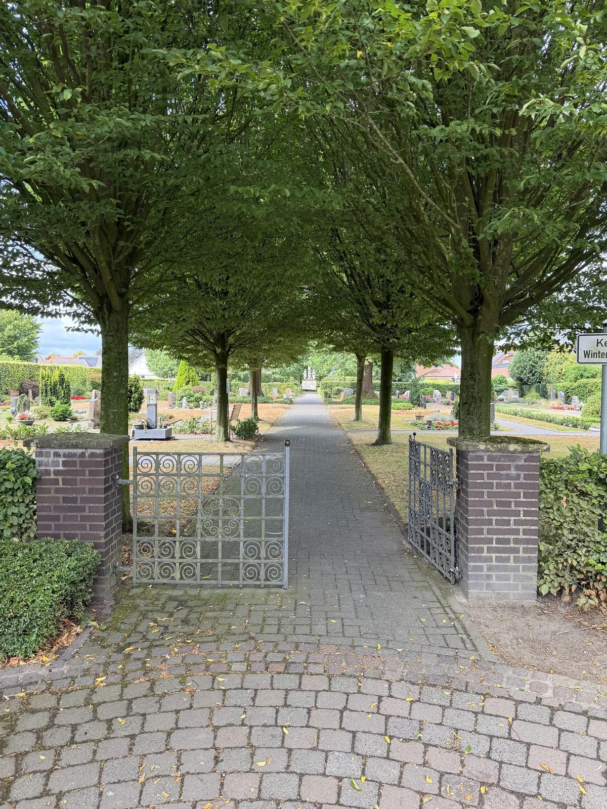 Eingangstor unter Bäumen in Hiddingsel