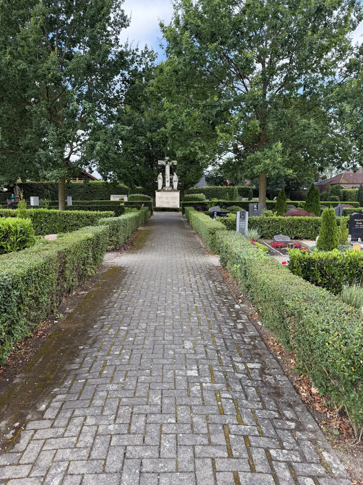 Weg mit Hecken auf dem Friedhof Hiddingsel
