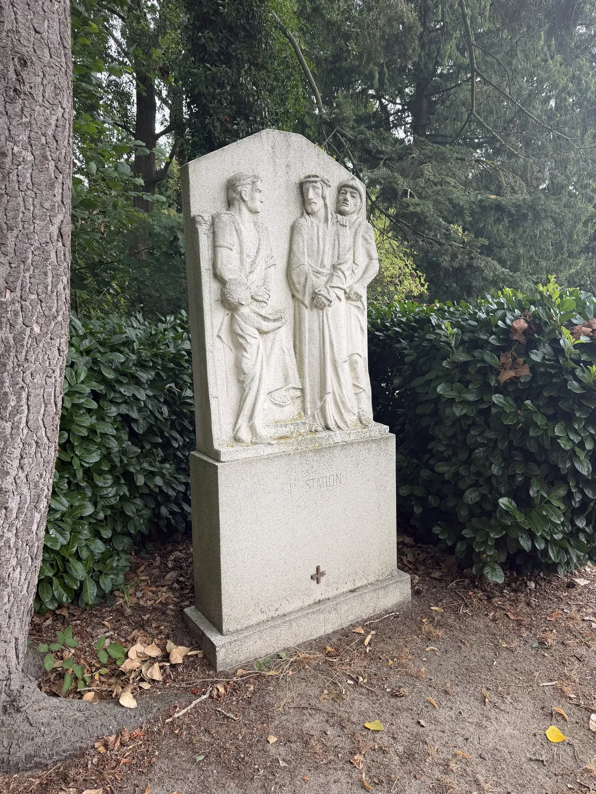 Figurenstein auf dem Friedhof Karthaus