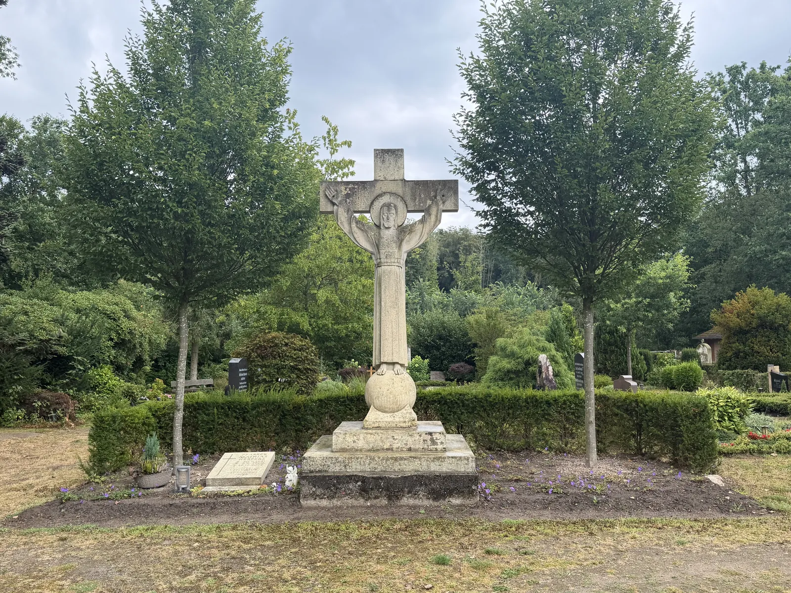 Offener Vorplatz mit Kreuz auf dem Friedhof Karthaus