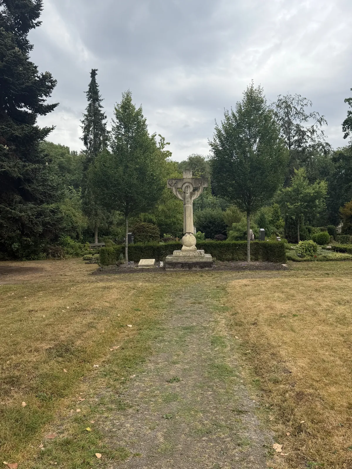 Steinkreuz auf dem Friedhof Karthaus