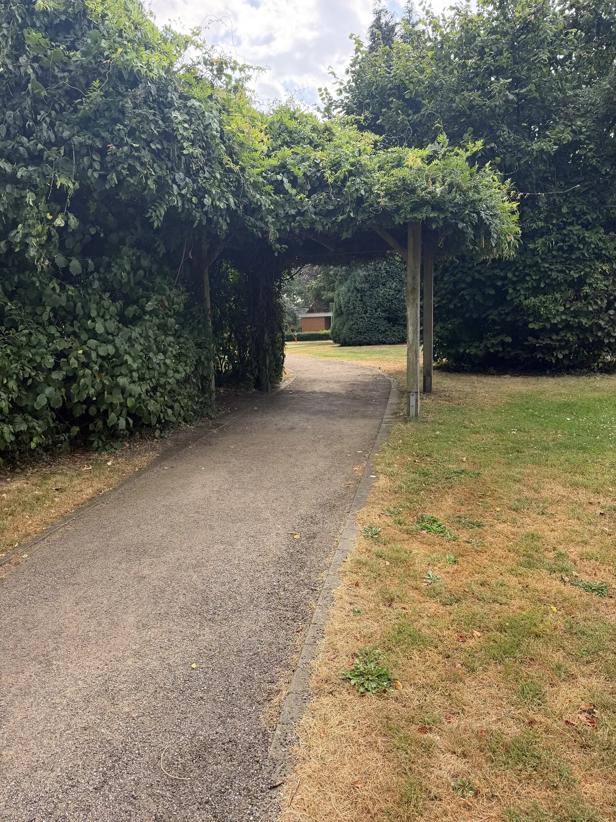 Laubengang auf dem Friedhof Merfeld