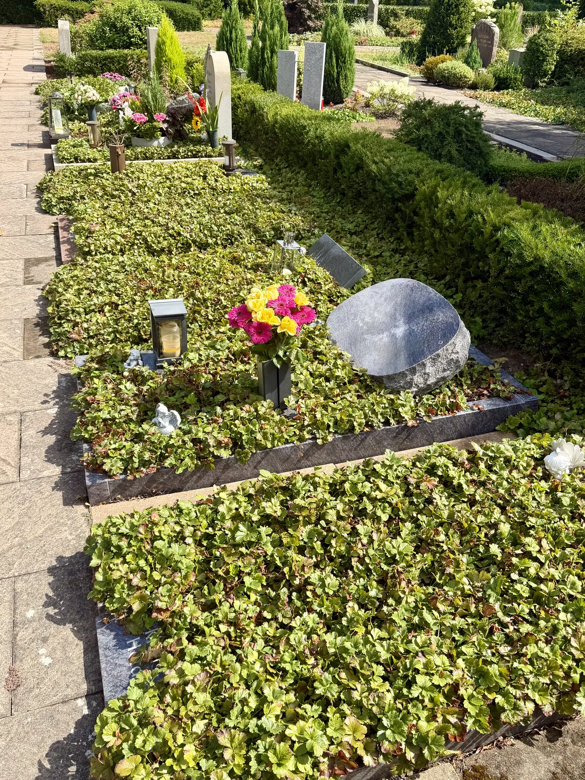 Bodendeckergräber auf dem Friedhof Olfen
