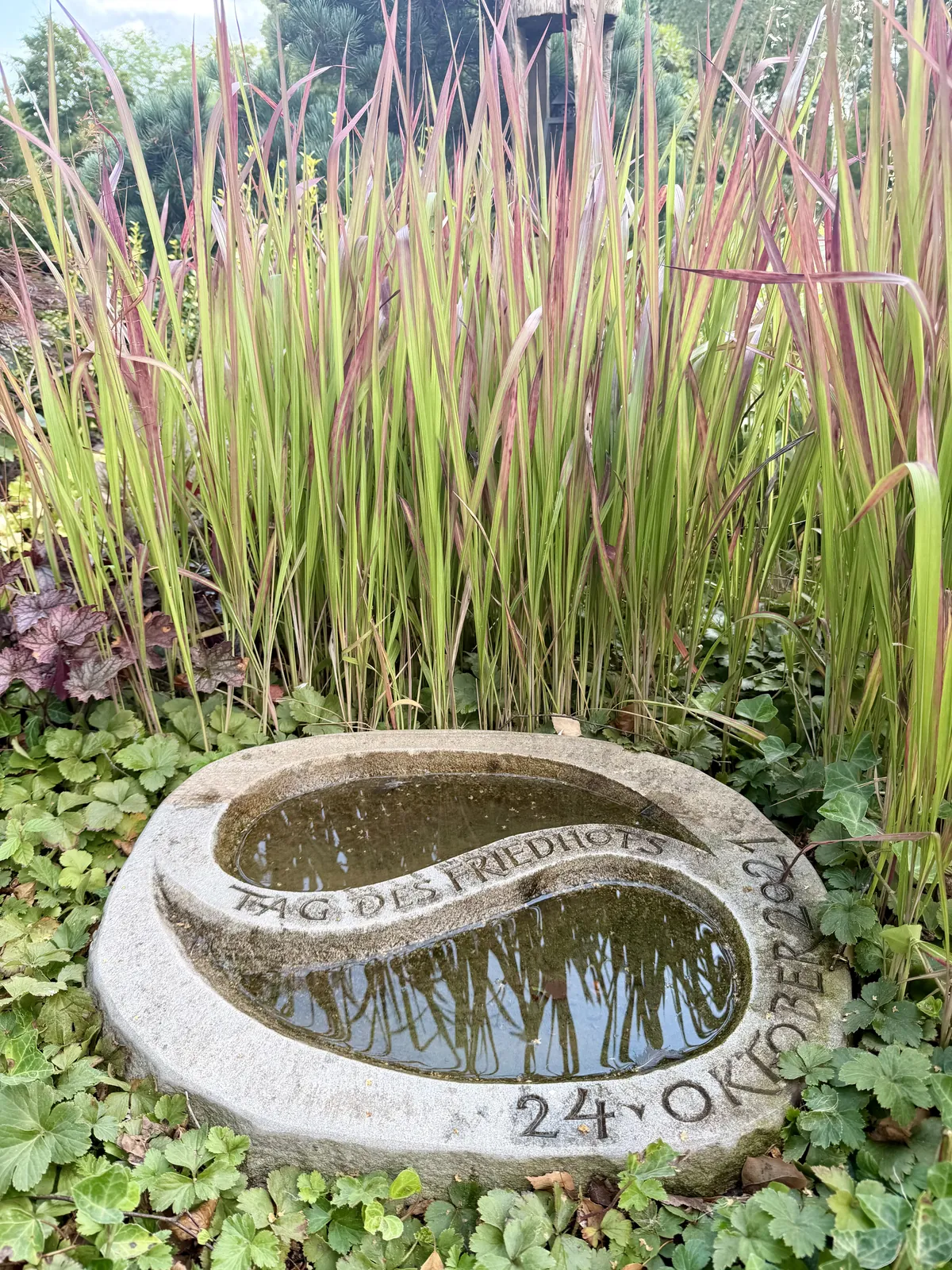 Steinernes Wasserbecken auf dem Friedhof Olfen