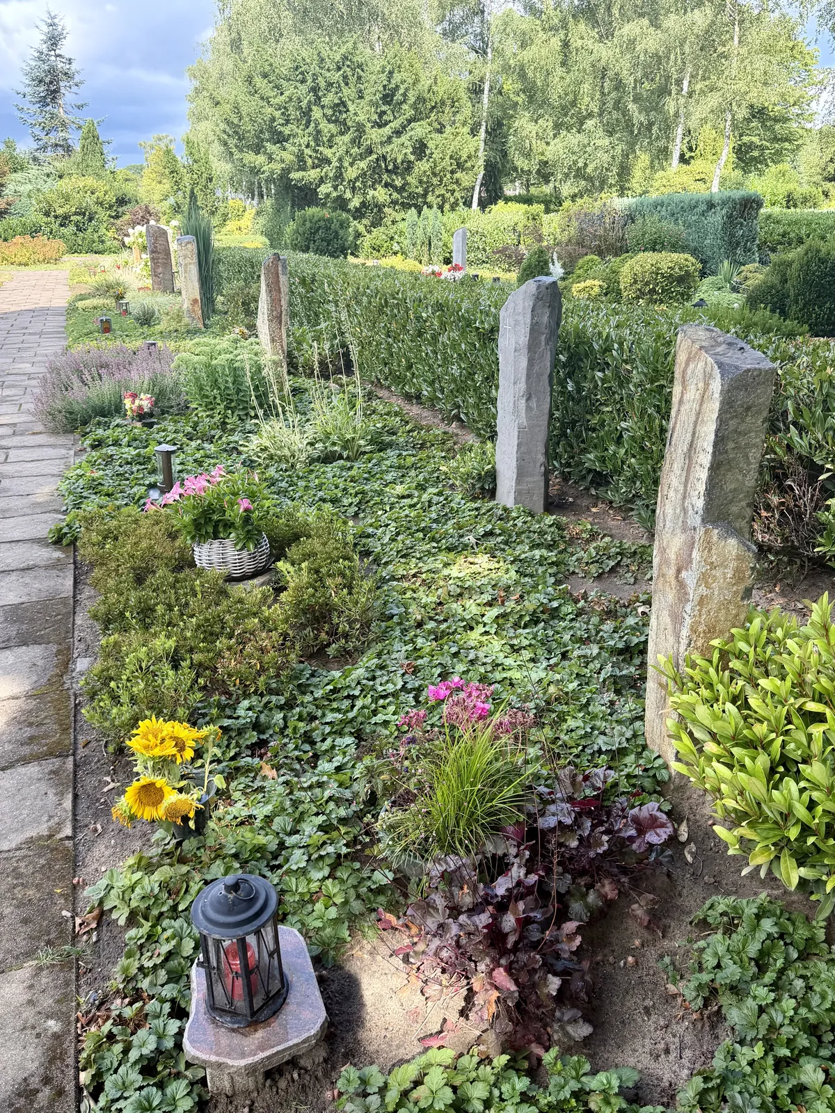 Bepflanzte Grabfelder auf dem Friedhof Olfen