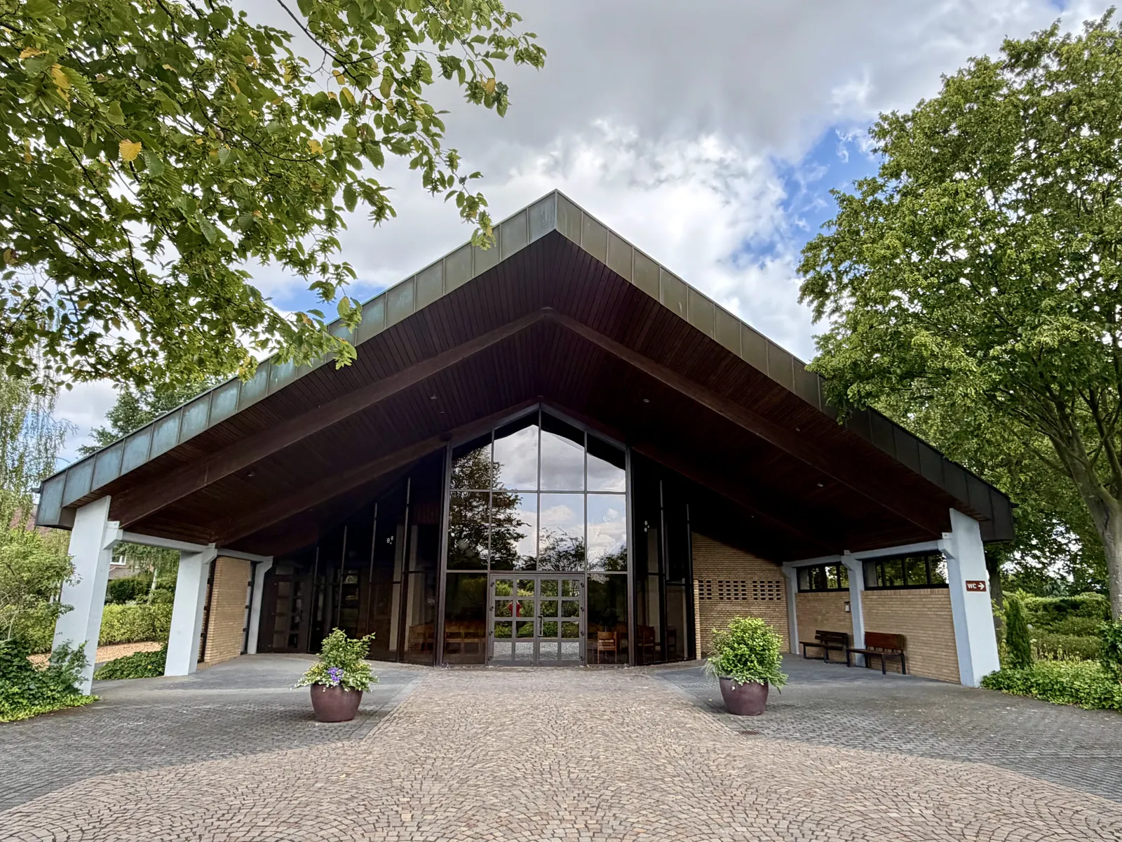 Trauerhalle am Eingang des Friedhofs Olfen