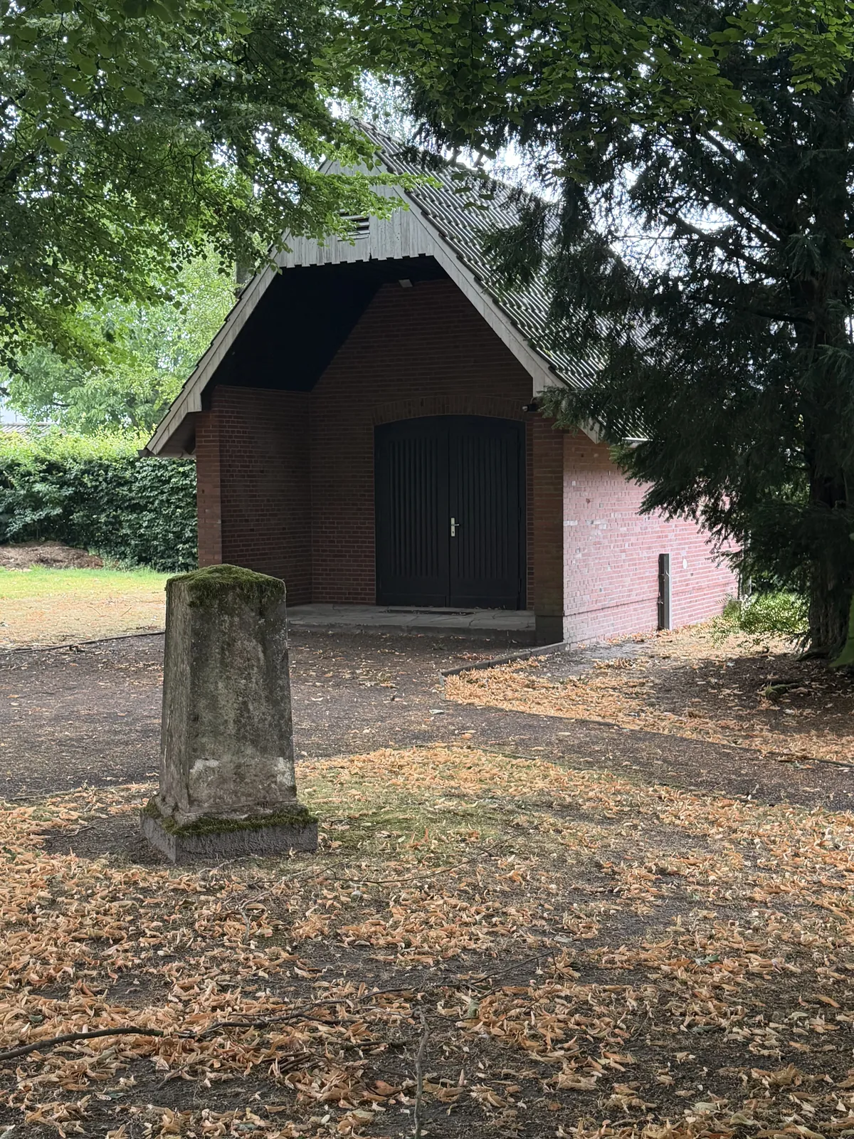 Kleine Friedhofshalle in Rorup