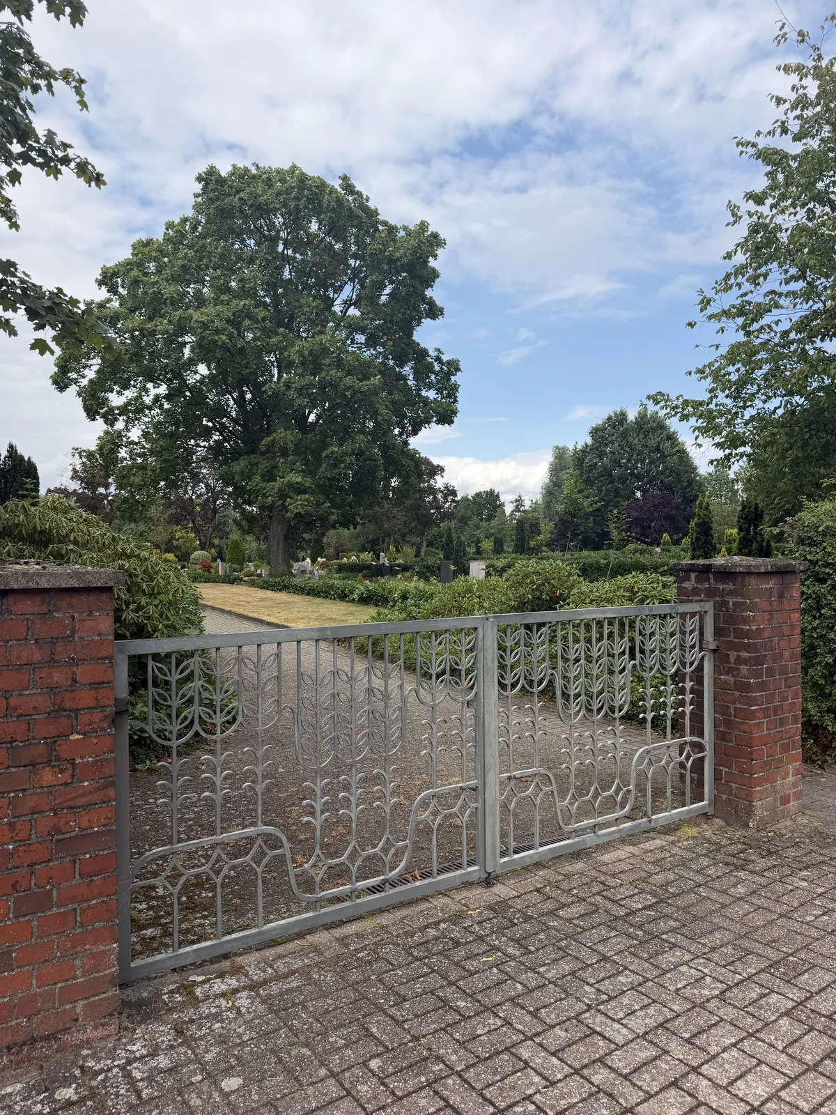 Eingangstor des Friedhofs Rorup