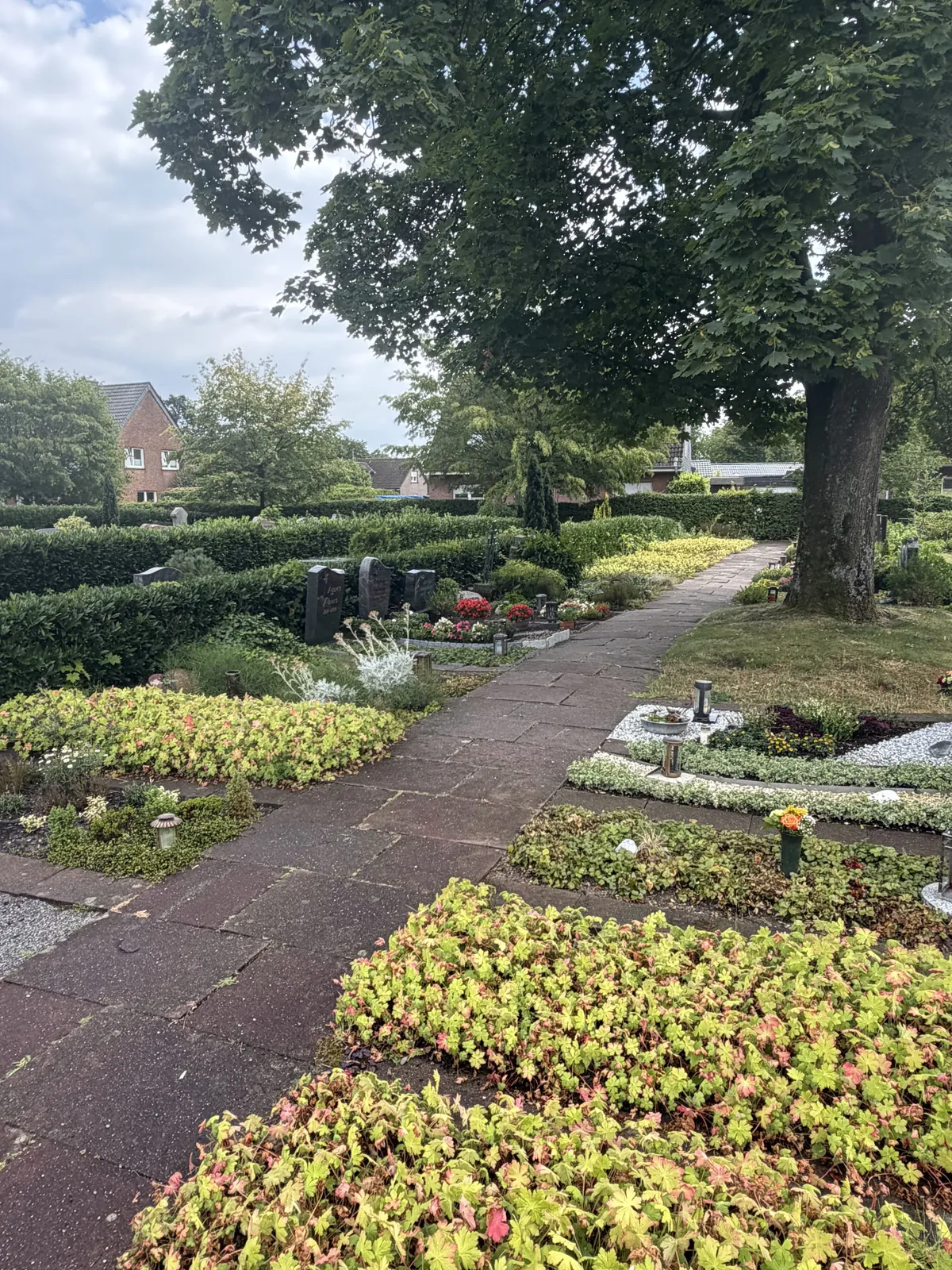 Grabwege auf dem Friedhof Rorup