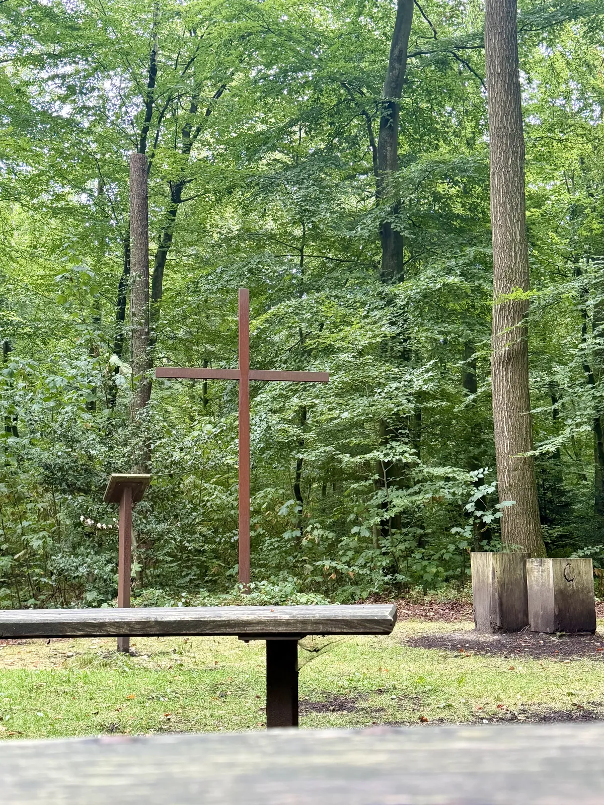 Holzkreuz am Andachtsplatz im Ruheforst Cappenberg