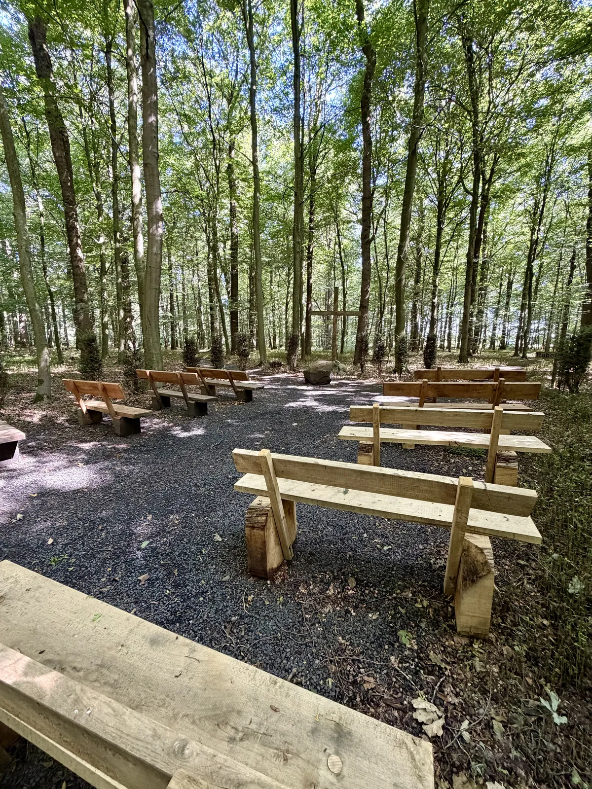 Andachtsplatz mit Holzbänken im Ruheforst Coesfeld