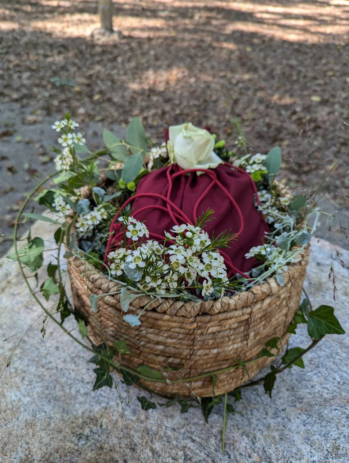 Ruhetuch mit Blumen im Weidenkorb, Ruhewald Sandfort